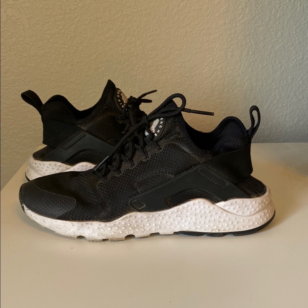Nike Black and White Sneakers Modern Athletic Design